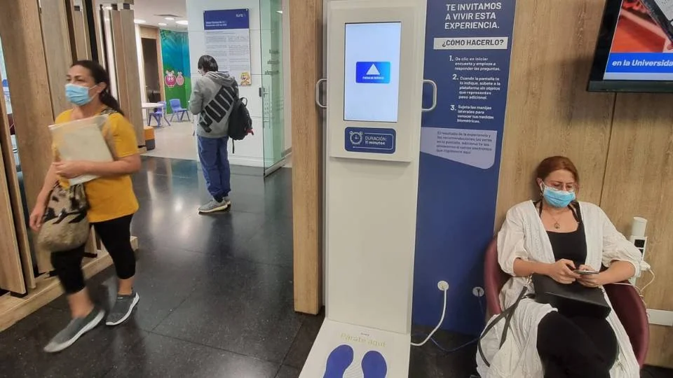 Borne interactive de mesure biométrique conçue pour enrichir et optimiser le temps pendant l'expérience d'attente