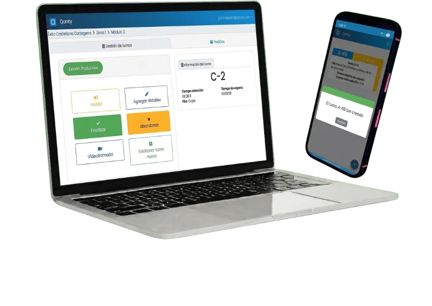 Dashboard da plataforma de gestão de filas Qanty em um notebook